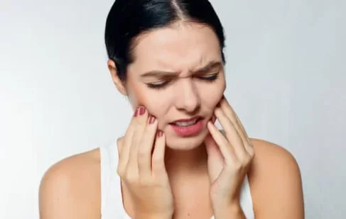 How much do dental implants pain